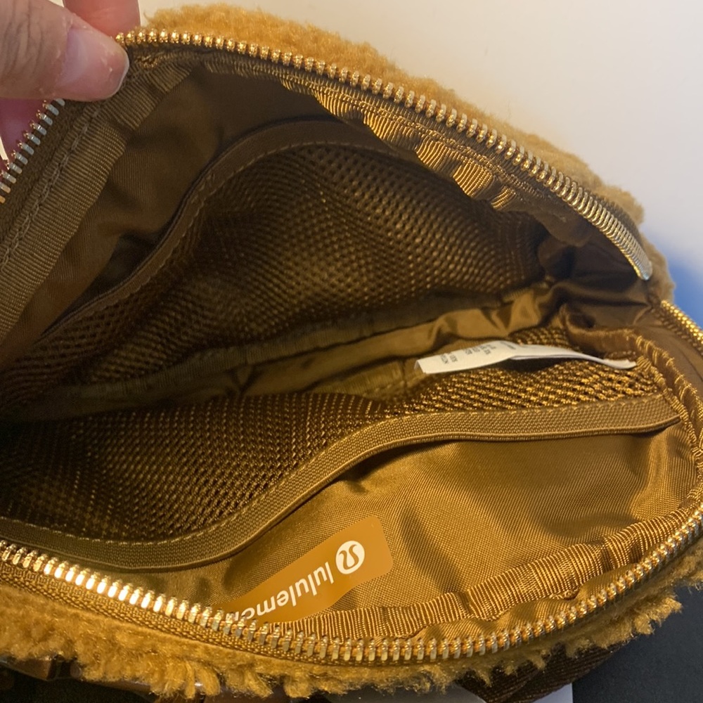 NWT LULULEMON FLEECE EVERYWHERE BELT BAG BURNT CARAMEL - Picture 4 of 4